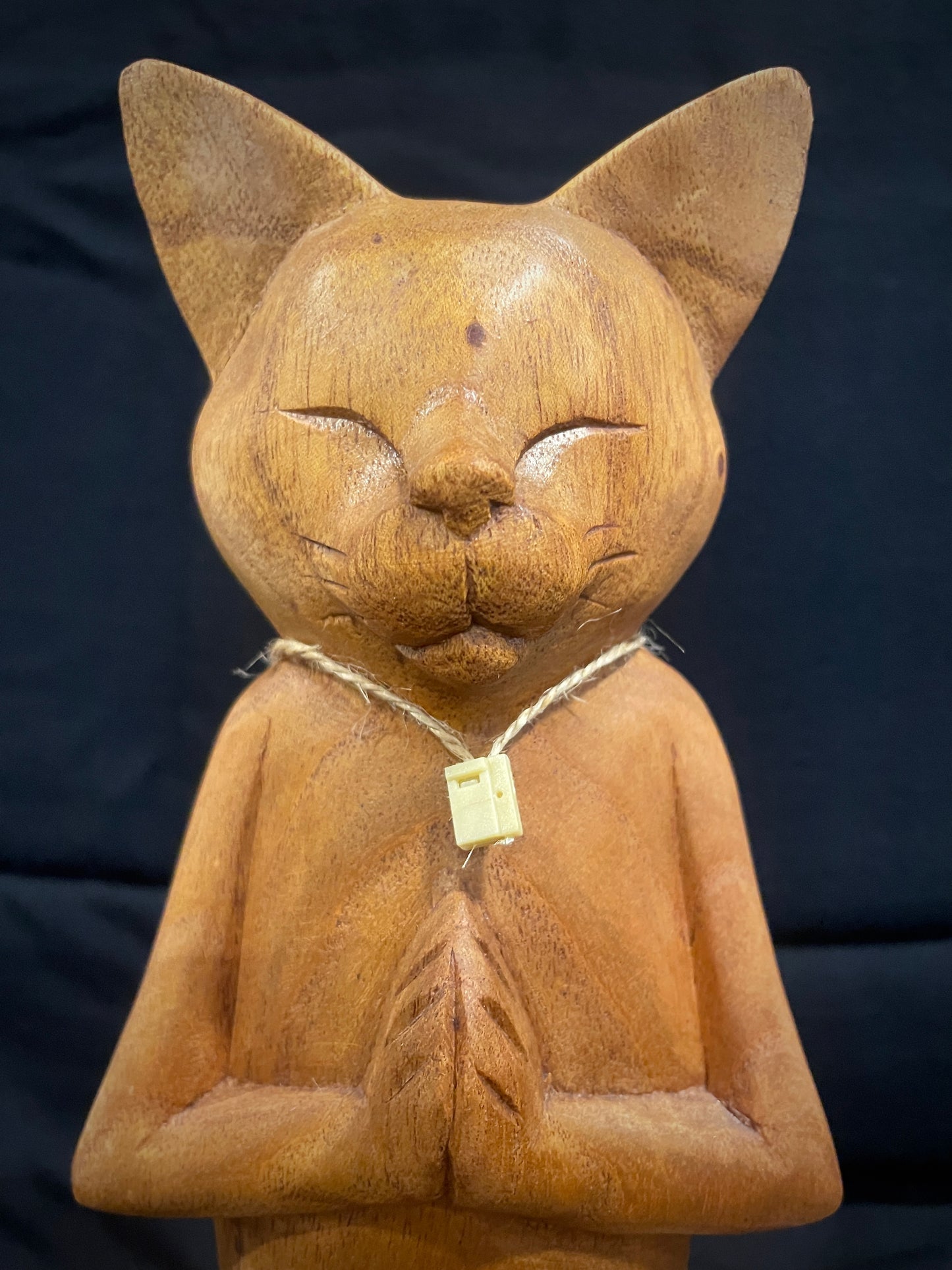 Mediterende Kat 24cm