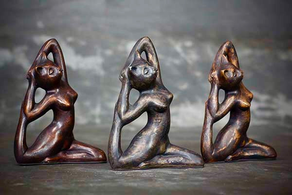Kat in Yoga Positie 19cm