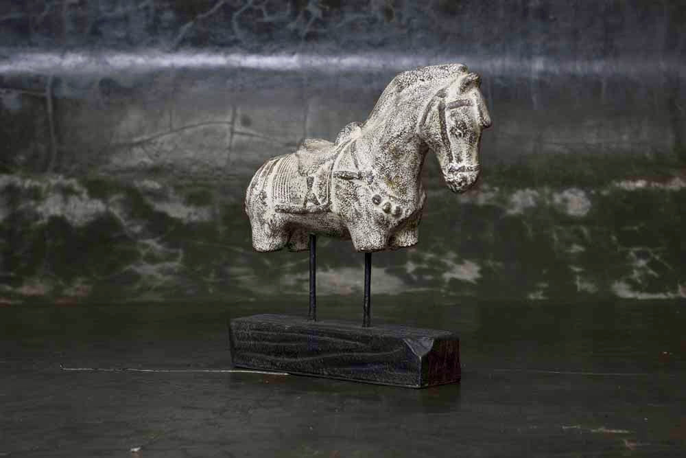 Paardenbeeld op standaard 38cm