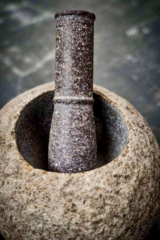 Kruiden vermaler uit massief riviersteen 11cm