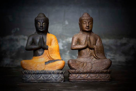 Zittende Buddha met handen in gebed
