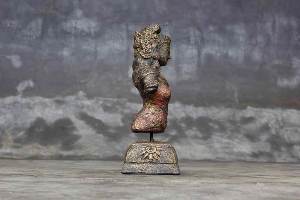 Sculptuur van de Hindu Godin Devi Sri Lakshmi op een voetstuk 43cm