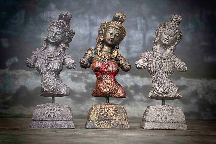 Sculptuur van de Hindu Godin Devi Sri Lakshmi op een voetstuk 43cm