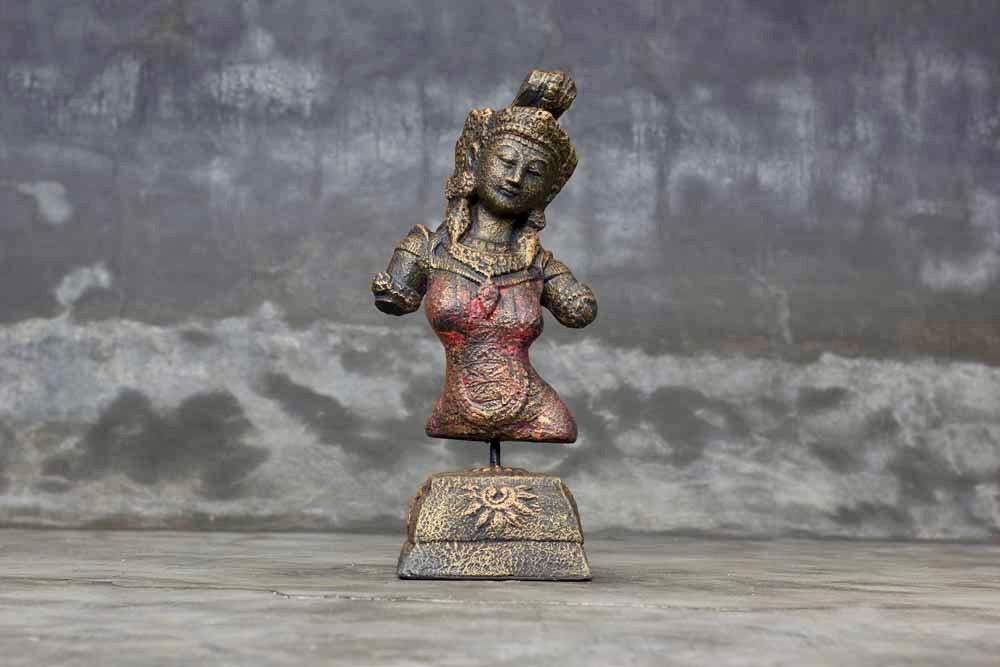 Sculptuur van de Hindu Godin Devi Sri Lakshmi op een voetstuk 43cm