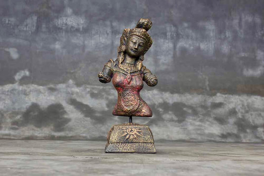 Sculptuur van de Hindu Godin Devi Sri Lakshmi op een voetstuk 43cm