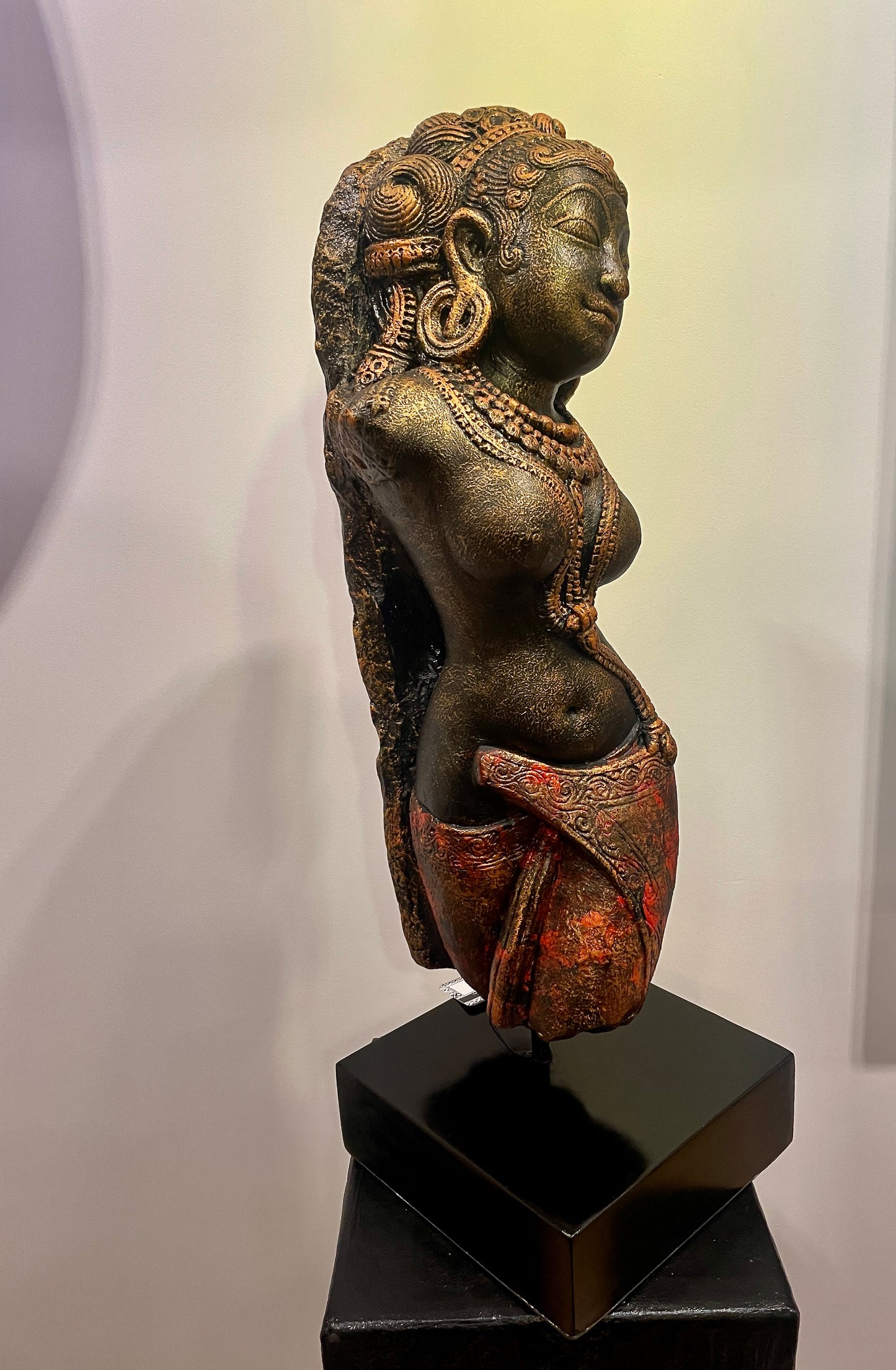 Hindu Vrouwelijke Torso op standaard 64cm